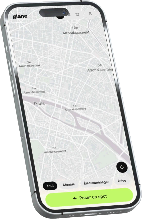 L'écran carte de Glane sur un téléphone : les arrondissements de Paris, les filtres par catégorie et le bouton pour signaler un spot.